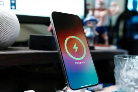 满洲里苹果15换屏服务分享用什么充电器给iPhone15充电更好 